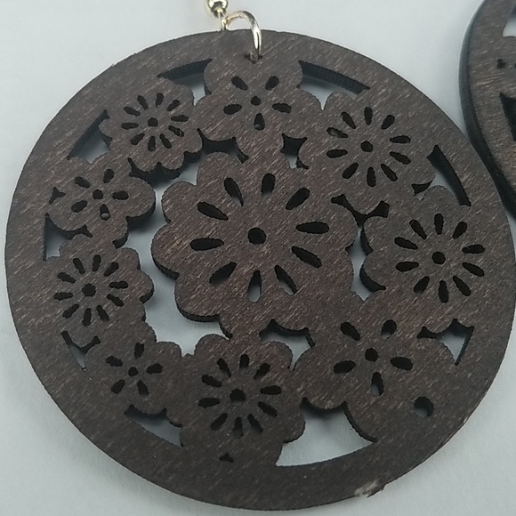 Dark brown laser cut wooden round floral earrings - Picture 3 of 8